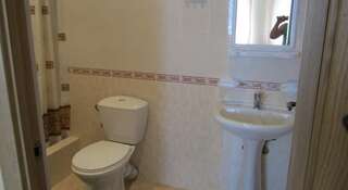 Гостевой дом Cottage na Ayvazovskogo 27 Судак Cемейный номер с отдельной ванной комнатой-7
