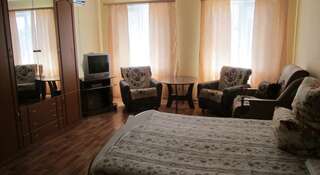 Гостевой дом Cottage na Ayvazovskogo 27 Судак Cемейный номер с отдельной ванной комнатой-5